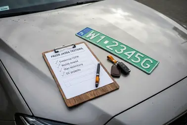 Checklista obejmująca tablice, wypełniony dowód, ewidencję, ważność dokumentu, stan techniczny i ubezpieczenie