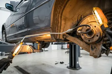 Długi przewód sztywny i elastyczny przewód przy tylnym kole BMW E46