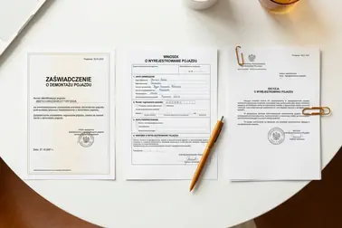 Dokument potwierdzający zdarzenie, wniosek o wyrejestrowanie i decyzja urzędu ułożone według kolejności działania