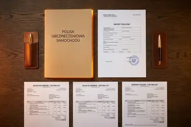 Dokumenty ubezpieczeniowe, zgłoszenie policyjne i faktury przygotowane do odszkodowania