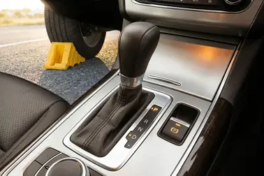 Dźwignia automatu w pozycji P oraz widoczny przycisk hamulca elektrycznego EPB
