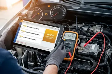 Etapy diagnozowania usterki świec żarowych: odczyt kodów OBD i pomiary multimetrem
