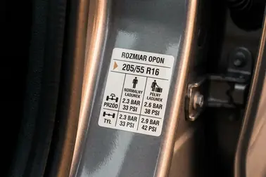 Etykieta pojazdu z zaznaczonym rozmiarem opony, osią przednią, osią tylną i wariantem pełnego obciążenia