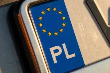 Euroband z 12 gwiazdami Unii Europejskiej i kodem państwa na lewej krawędzi tablicy