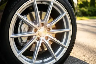 Felga auta z klockami Quaro Silver Ceramic i niewielką ilością jasnego osadu hamulcowego