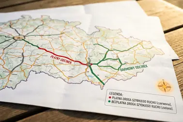 Fragment mapy Czech z numerem autostrady, węzłami granicznymi i rozróżnieniem odcinka płatnego oraz bezpłatnego