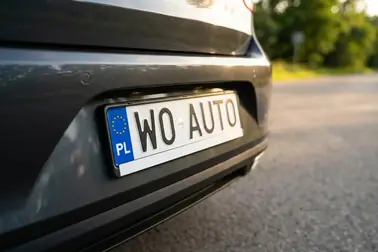 Indywidualna tablica rejestracyjna z wyraźnie oddzielonym prefiksem i własnym napisem AUTO