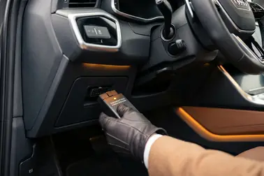 Interfejs OBD-II podłączony do samochodu podczas wyboru funkcji kasowania kodów DTC
