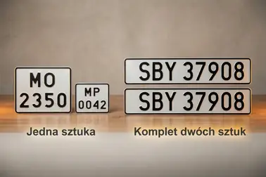 Jedna tablica motocyklowa i motorowerowa zestawiona z kompletem dwóch tablic samochodowych