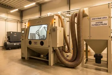 Kabina do oczyszczania felgi połączona ze sprężarką i instalacją odpylającą