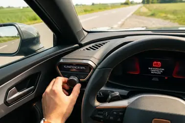 Kierowca bezpiecznie reagujący na zapaloną kontrolkę akumulatora