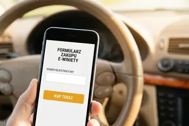Kierowca kontroluje dane pojazdu i termin ważności podczas zakupu e-winiety online