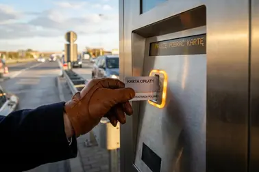 Kierowca pobierający kartę magnetyczną na bramce wjazdowej serbskiej autostrady