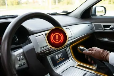 Kierowca sprawdza kolor i obrys kontrolki oraz zwalnia hamulec postojowy po bezpiecznym zatrzymaniu auta