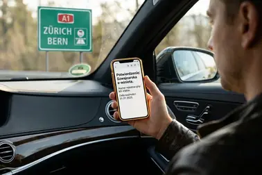 Kierowca sprawdzający dane e-winiety przed wjazdem na szwajcarską autostradę