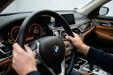 Kierowca sprawdzający kontrolkę check engine i pozostałe wskaźniki na desce rozdzielczej