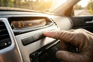 Kierowca uruchamia klimatyzację i ustawia nawiew po przewietrzeniu rozgrzanego samochodu