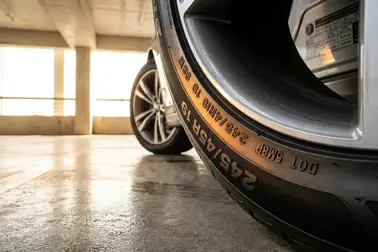 Kilka samochodów z oponami 205/55 R16 i różnymi wartościami ciśnienia dla przedniej oraz tylnej osi