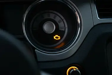 Klasyczna ikona check engine w kształcie obrysu silnika na zestawie wskaźników