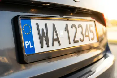 Kod państwa, boczny pas, układ znaków i separator sprawdzane kolejno na zagranicznej tablicy