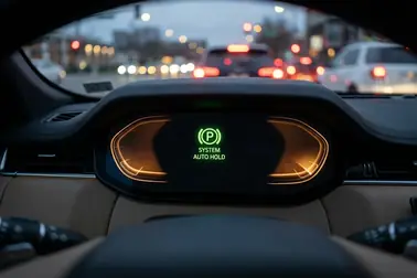 Kolejne etapy działania Auto Hold od zatrzymania samochodu do ponownego ruszenia