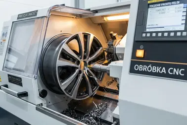 Kolejne etapy mocowania, pomiaru profilu i obróbki felgi aluminiowej na tokarce CNC
