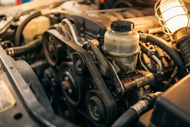 Komora silnika z elementami związanymi z hydraulicznym wspomaganiem kierownicy