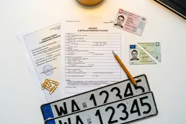 Komplet dokumentów do wyrejestrowania auta po złomowaniu ułożony przed złożeniem wniosku