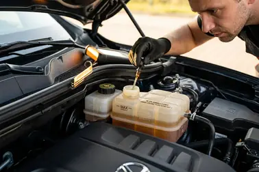 Kontrola płynu, przewodów i mechanizmu hamulcowego przy kole samochodu