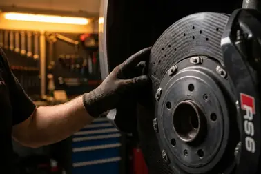 Kontrola powierzchni i krawędzi tarczy węglowo-ceramicznej w Audi RS6
