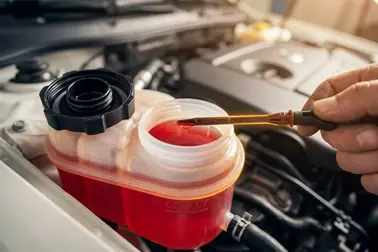 Kontrola poziomu płynu i pęcherzyków w zbiorniczku po odpowietrzeniu układu wspomagania