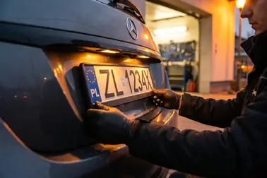Kontrola stabilności tablicy rejestracyjnej na tylnym zderzaku samochodu