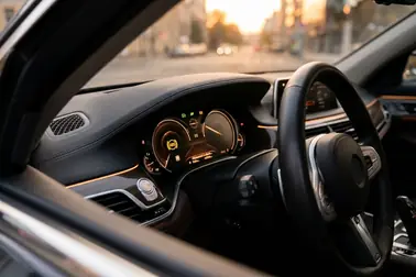 Kontrolka ABS na zestawie wskaźników podczas prawidłowego autotestu po uruchomieniu samochodu