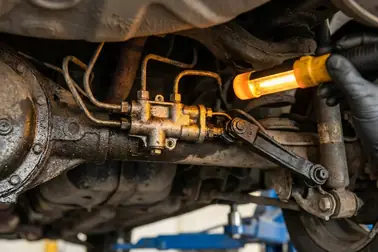 Korektor siły hamowania przy tylnej osi z przewodami hydraulicznymi i dźwignią sterującą
