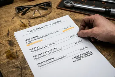 Kosztorys wymiany skrzyni biegów z osobnymi pozycjami za część, robociznę, olej i programowanie.