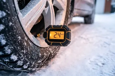 Manometr przy oponie zestawiony z temperaturami letnią, umiarkowaną i zimową