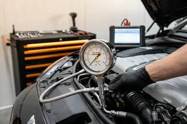 Manometr z zaworem testowym podłączony do przewodu wysokiego ciśnienia układu wspomagania