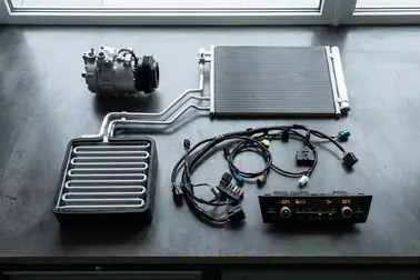 Mechaniczne i elektryczne elementy kompletnego układu klimatyzacji samochodowej