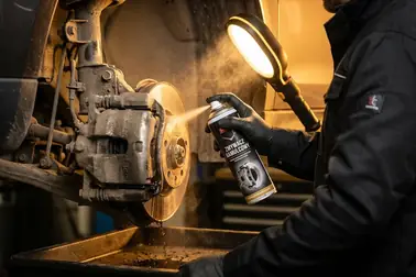 Mechanik czyszczący zacisk hamulcowy specjalnym zmywaczem w sprayu