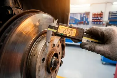 Mechanik mierzący grubość tarczy hamulcowej
