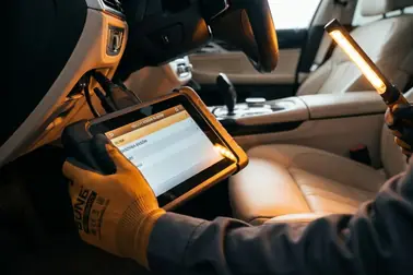 Mechanik odczytujący kody błędów systemu Start-Stop z komputera diagnostycznego