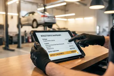 Mechanik omawiający wycenę i koszty adaptacji automatycznej skrzyni biegów na tablecie