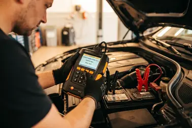 Mechanik sprawdzający napięcie i prąd rozruchowy akumulatora przed naprawą wspomagania EPS