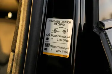 Miejsca, w których w samochodzie można znaleźć naklejkę z zalecanym ciśnieniem opon