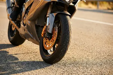 Motocykl podczas mocnego hamowania z widocznym dociążeniem przedniego koła