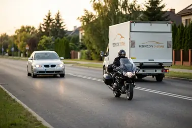 Motocykl, samochód osobowy i ciężarówka jadące z zachowaniem różnych odstępów