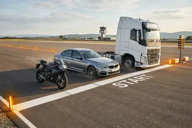 Motocykl, samochód osobowy i ciężarówka rozpoczynające hamowanie z tej samej linii na jednakowej nawierzchni