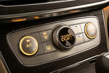 Najczęstsze symbole panelu klimatyzacji: A/C, obieg zamknięty, nawiew, szyby, AUTO i SYNC