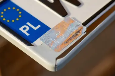 Nalepka legalizacyjna umieszczona w wyznaczonym miejscu na tablicy rejestracyjnej