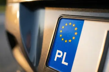Niebieski euroband z 12 gwiazdami Unii Europejskiej i oznaczeniem PL na polskiej tablicy